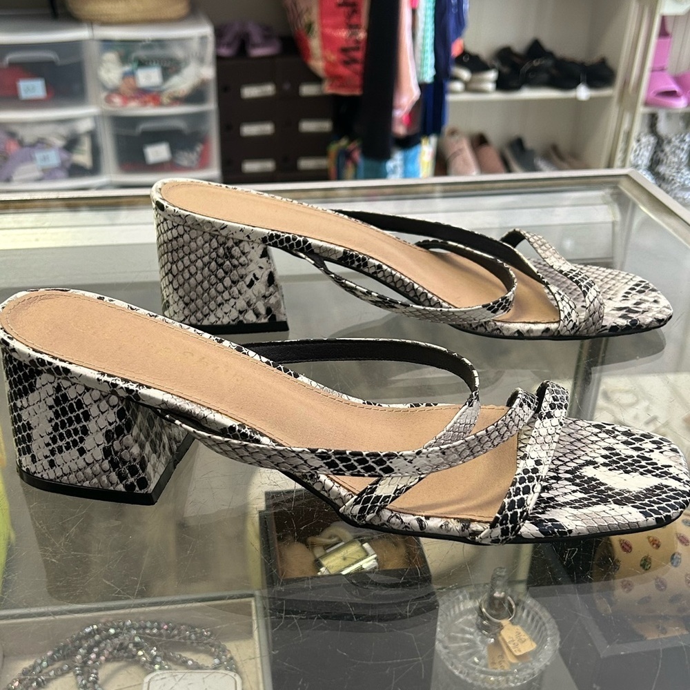 ComeShun Amazon Snake Print Block Heel Sandals - size 11 - 2.5” heel - Picture 2 of 3